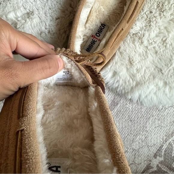 Minnetonka Tan Suede Leather Chrissy‎ Moccasin Slippers Womens 6 - Picture 5 of 6